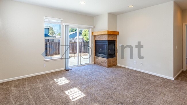 1251 Clover Dr in Santa Rosa, CA - Foto de edificio - Building Photo