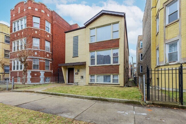 7637 S Essex Ave in Chicago, IL - Foto de edificio - Building Photo
