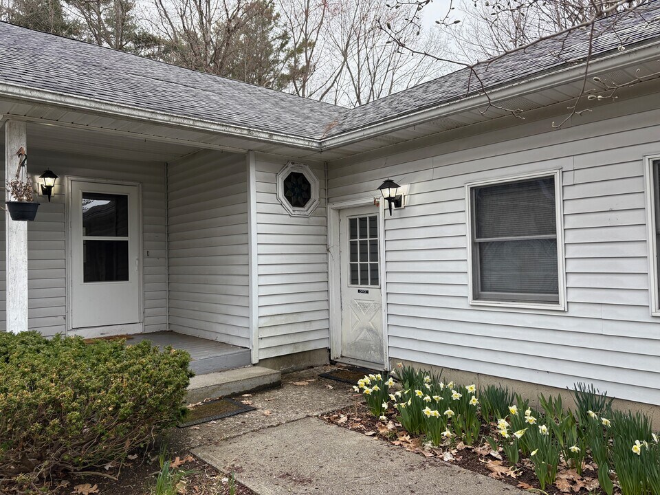 28 Church St in Niverville, NY - Building Photo