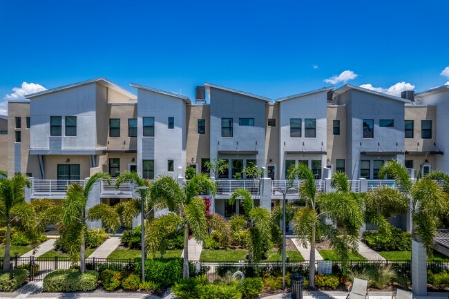 Uptown Kenwood in St. Petersburg, FL - Building Photo - Building Photo