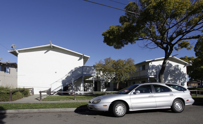 735 Memorial Way in Hayward, CA - Foto de edificio - Building Photo