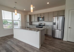 Makley Place in Columbus, OH - Building Photo - Building Photo