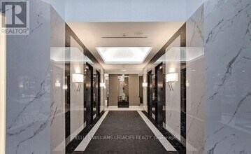 45 Kingsbridge Garden Cir in Mississauga, ON - Building Photo - Building Photo