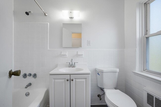 437 Pelham Rd in New Rochelle, NY - Building Photo - Building Photo