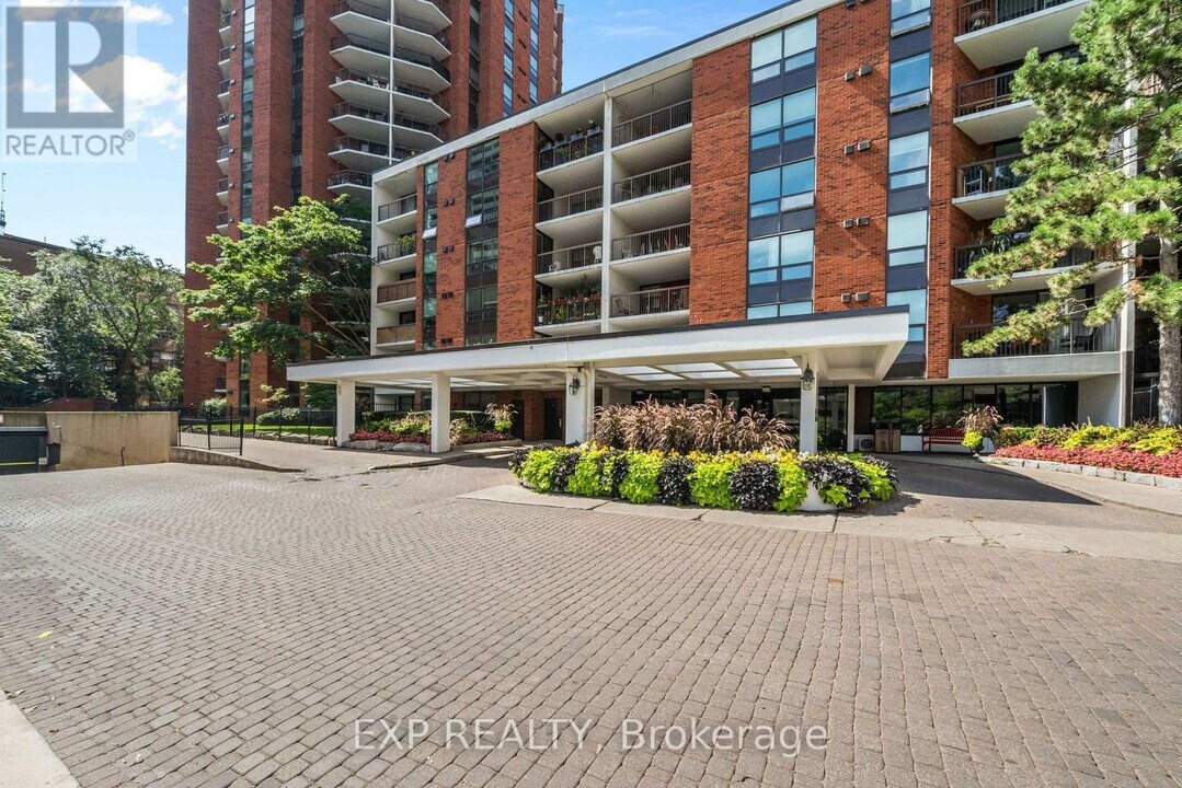 77-1977 Maitland Pl in Toronto, ON - Building Photo
