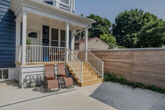 1530 N Cass St, Unit 1530B in Milwaukee, WI - Foto de edificio - Building Photo