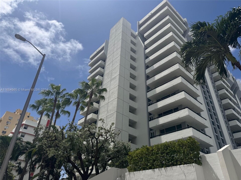 3200 Collins Ave in Miami Beach, FL - Building Photo