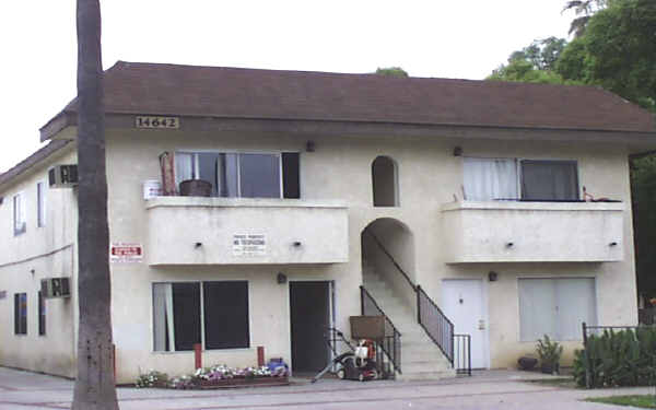 14642 Erwin St in Van Nuys, CA - Foto de edificio