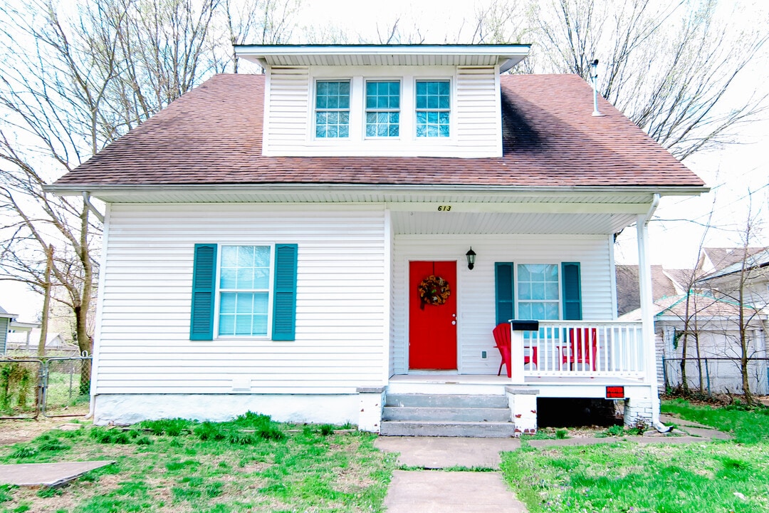 613 S Main Ave in Springfield, MO - Building Photo