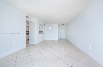 117 NW 42nd Ave in Miami, FL - Foto de edificio - Building Photo
