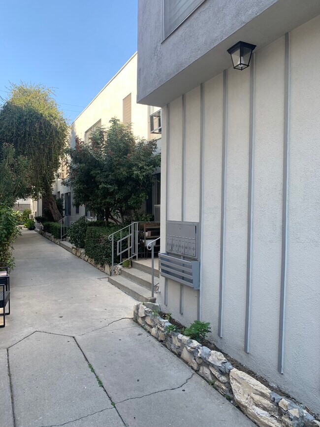 1015 N Stanley Ave in West Hollywood, CA - Building Photo - Building Photo