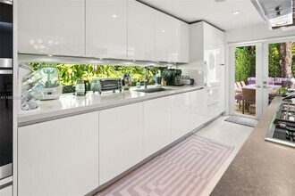 5815 N Bay Rd in Miami Beach, FL - Foto de edificio - Building Photo