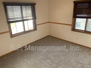 8839 Maplebrook Ct in Minneapolis, MN - Building Photo - Building Photo