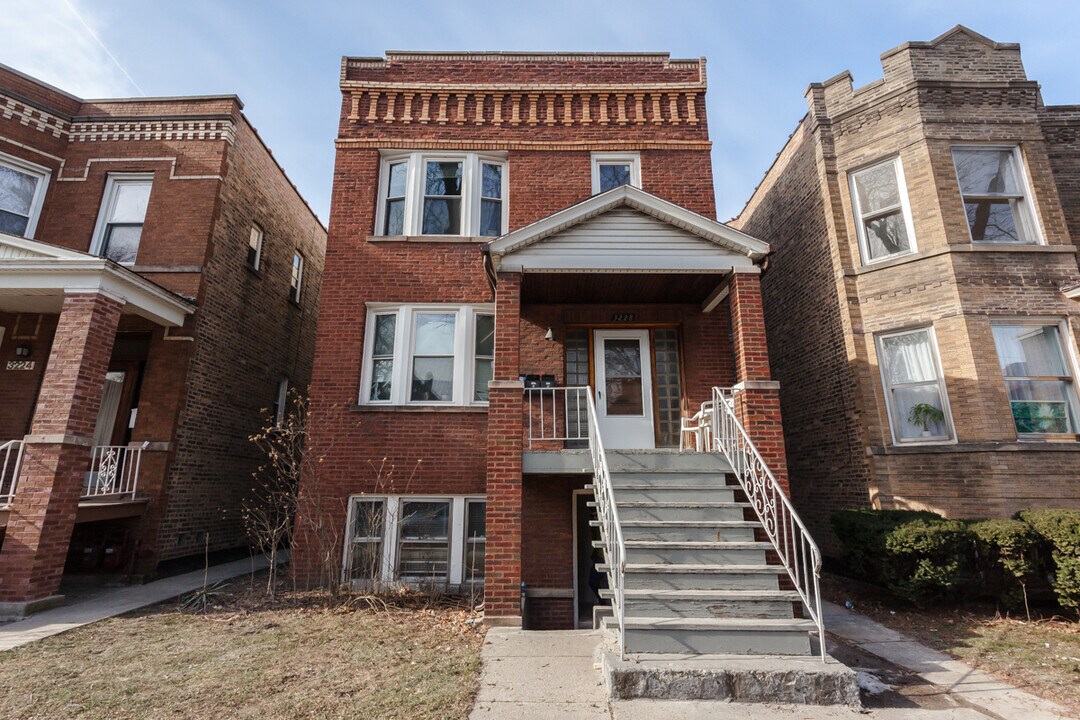 3228 N Lawndale Ave in Chicago, IL - Building Photo