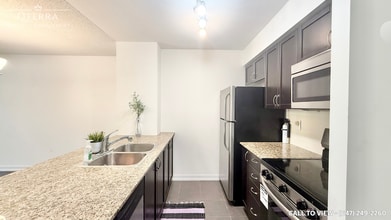 812 Lansdowne Av in Toronto, ON - Building Photo - Building Photo