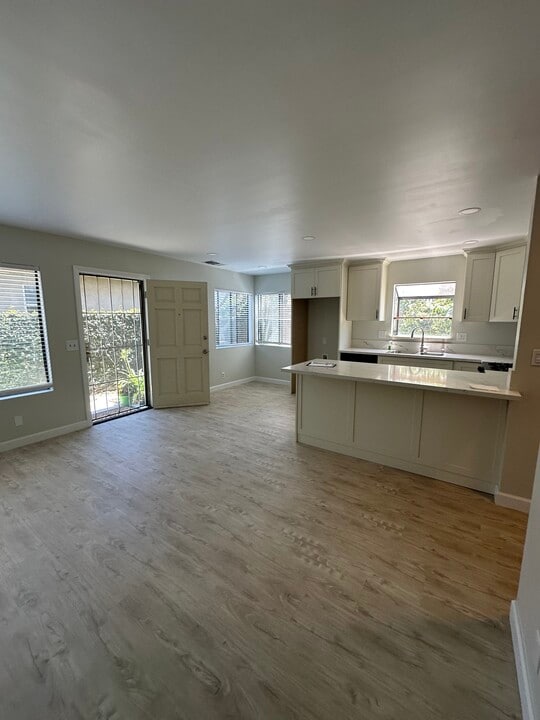 10208 Beach St in Bellflower, CA - Foto de edificio