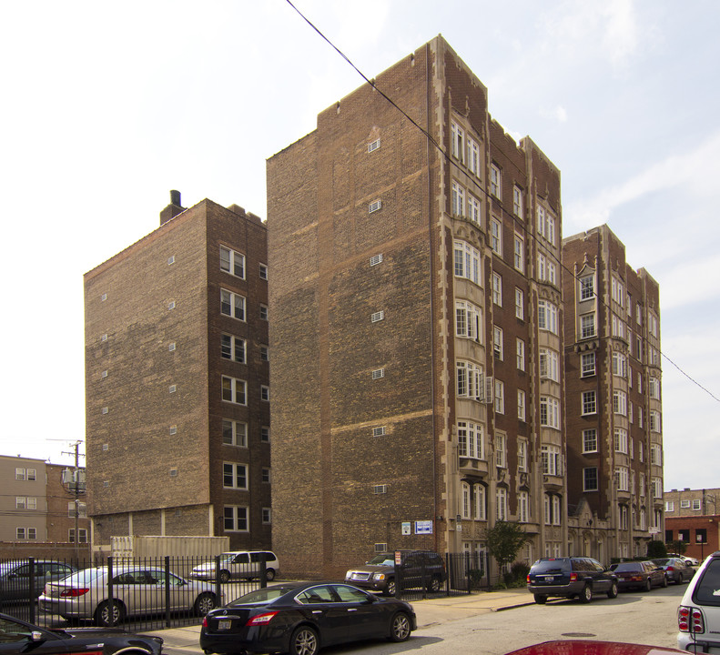 Cyril Court Apartments in Chicago, IL - Building Photo