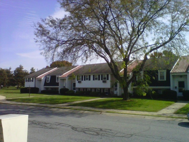 School Court Apartments in Denver, PA - Foto de edificio - Building Photo