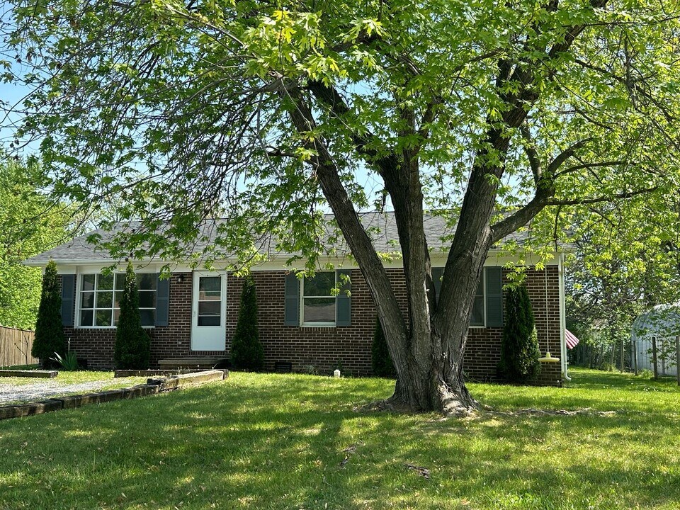 108 Crystal Lake Ct in Stephens City, VA - Building Photo