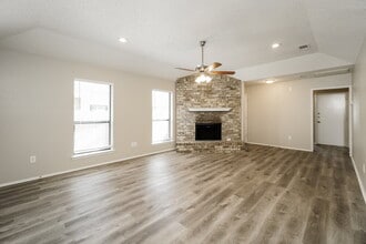 10312 Lone Pine Ln in Fort Worth, TX - Foto de edificio - Building Photo