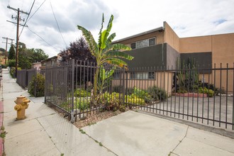 5952-5960 Benner St in Los Angeles, CA - Foto de edificio - Building Photo