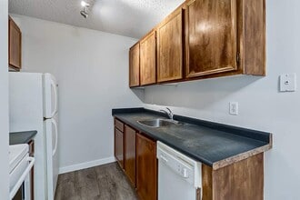 St. James Place in Saskatoon, SK - Building Photo - Building Photo