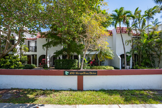 Grapetree Townhouse in Key Biscayne, FL - Building Photo - Building Photo