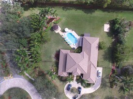 2750 Jockey Cir in Davie, FL - Building Photo