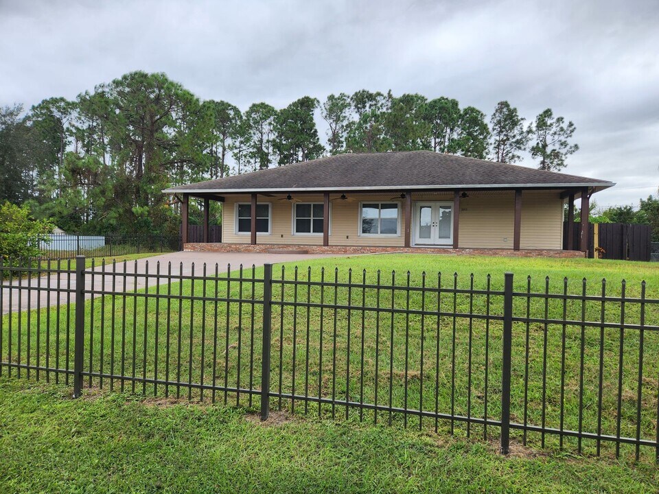 3215 1st St SW in Lehigh Acres, FL - Building Photo