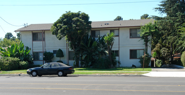 2356 Montrose Ave in Montrose, CA - Foto de edificio - Building Photo