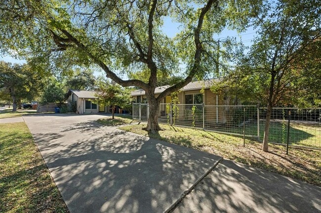 3713 Menchaca Rd