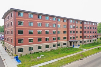 Simon Suites in Whitewater, WI - Foto de edificio - Building Photo