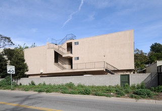 11746 Bellagio Rd in Los Angeles, CA - Foto de edificio - Building Photo
