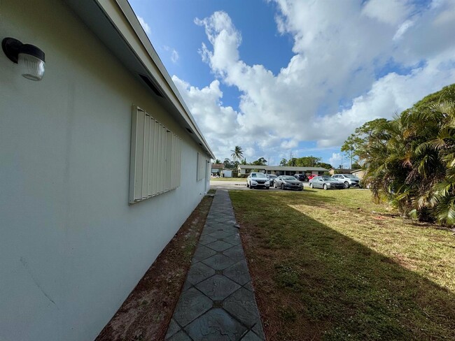 4806 Dell Ave in Lake Worth, FL - Building Photo - Building Photo