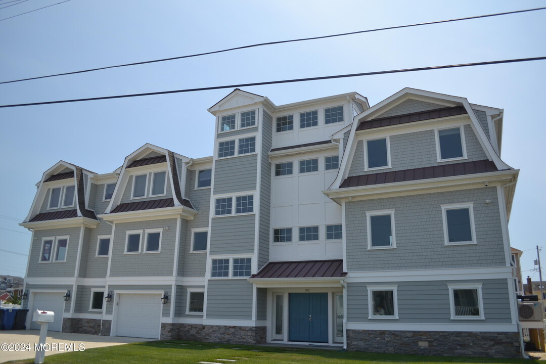 301 Schooner Ln in Mantoloking, NJ - Foto de edificio