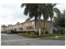8025 NW 8th St in Miami, FL - Building Photo