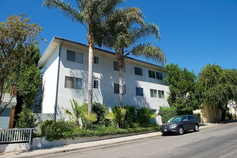 1221 N Genesee Ave in West Hollywood, CA - Foto de edificio