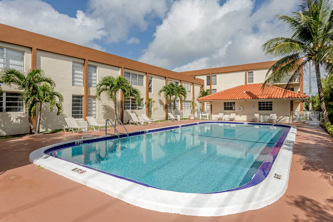 Las Brisas Gardens Apartments in Hialeah, FL - Foto de edificio