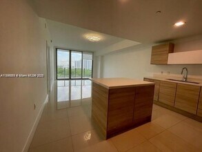 16385 Biscayne Blvd in Aventura, FL - Building Photo - Building Photo