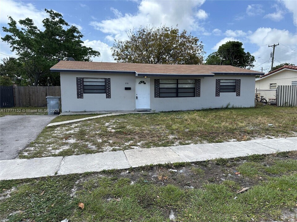210 NW 18th St in Pompano Beach, FL - Building Photo