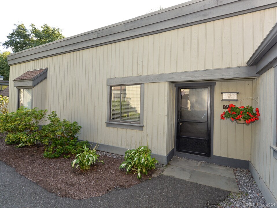 986 Heritage Vlg in Southbury, CT - Building Photo