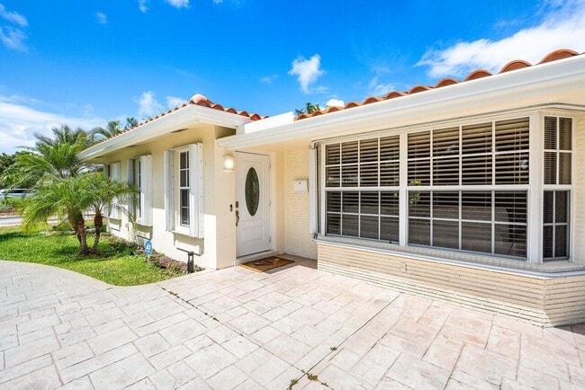 5221 NE 26th Ave in Lighthouse Point, FL - Building Photo - Building Photo