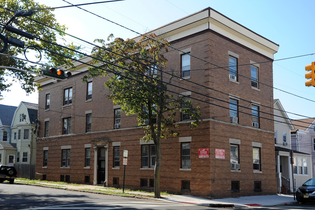 622 Warren St in Harrison, NJ - Building Photo