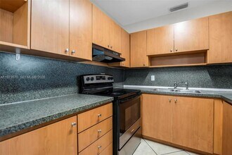 1130 N 70th Ave in Hollywood, FL - Foto de edificio - Building Photo