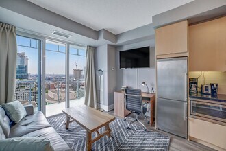 299 Front St W in Toronto, ON - Building Photo - Building Photo