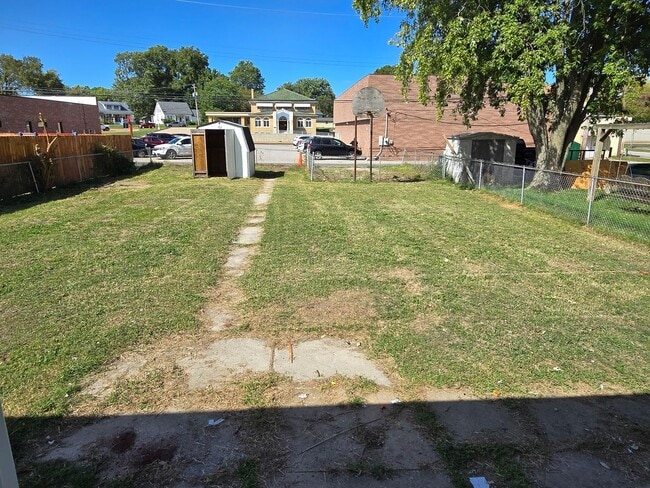 411 N Aurora St in Collinsville, IL - Building Photo - Building Photo