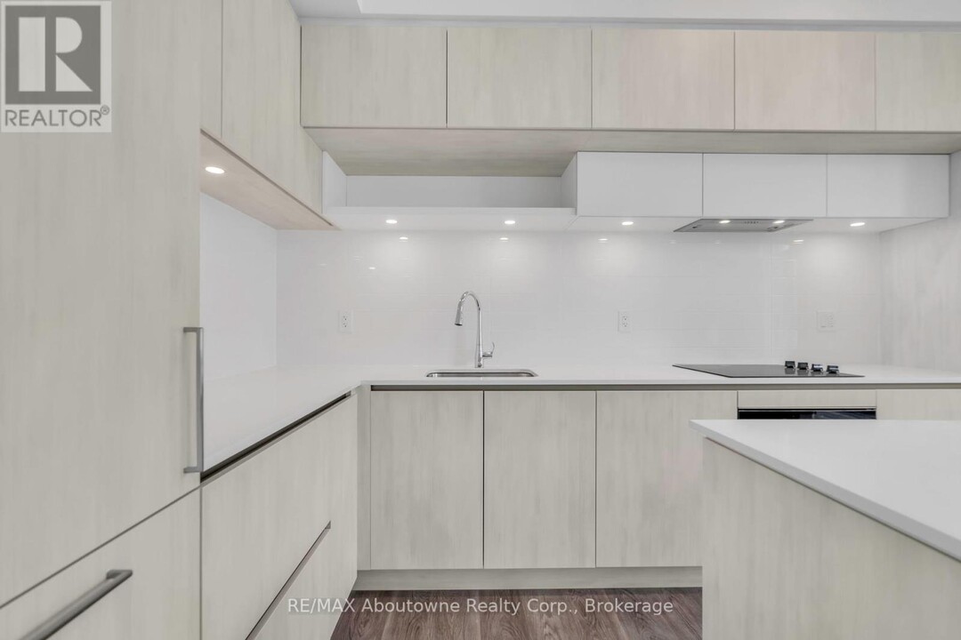 2-TH922 Steckley House Ln in Richmond Hill, ON - Building Photo