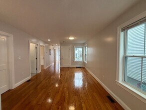 160 Bow St, Unit 1 in Everett, MA - Building Photo - Building Photo