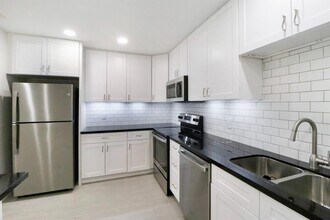 5929 Queensloch Dr in Houston, TX - Building Photo - Building Photo