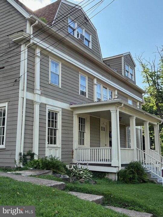 147 S Main St in Yardley, PA - Building Photo